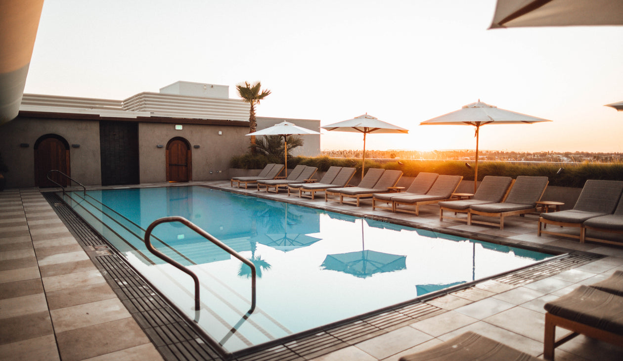 Piscine avec chaises longues et parasols